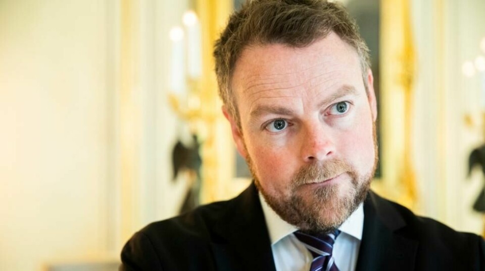 Næringsminister Torbjørn Røe Isaksen tror på Posten når de sier at ansatte i Bring Trucking får riktig lønn. Det får Bjørnar Moxnes til å tro at statsråden ikke aner hva han snakker om.