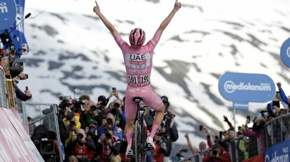 Tadej Pogacar og resten av Giro-feltet ligger an til å få en kald dag tirsdag. Foto: Marco Alpozzi /LaPresse via AP / NTB