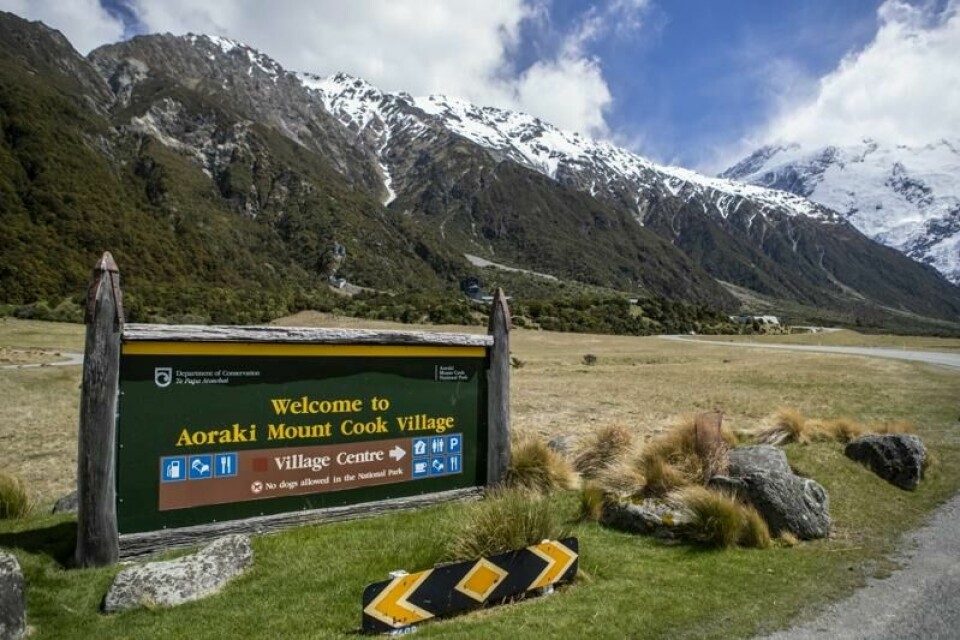 Politiet sier de tre klatrerne som er savnet ved fjellet Aoraki på den sørlige av de to hovedøyene på New Zealand har falt og at de ikke lenger er i live.