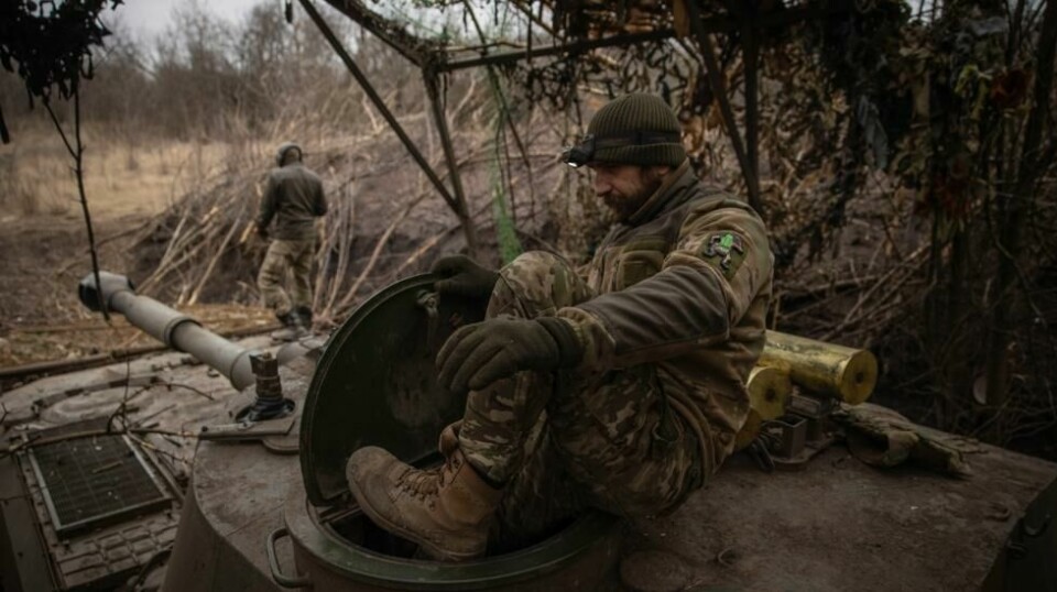 Ukrainske soldater gjør klar en artillerivogn nær fronten i Donetsk fredag. Lørdag kom nyheten om at Russland har erobret Avdijivka. De ukrainske styrkene mangler forsyninger i kampen mot den russiske invasjonshæren.