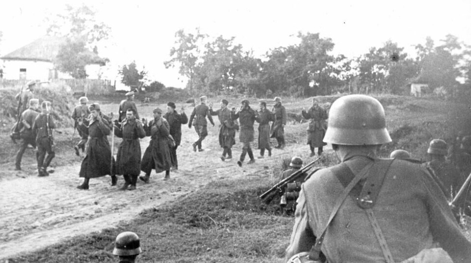 Sovjetunionen, oktober 1941: Østfronten. En gruppe sovjet-russiske fanger passerer en tysk regimentskommandant som er på vei mot de fremste linjene. Mer enn 5.000 nordmenn deltok ved fronten i løpet av krigen, og mer enn 700 mistet livet. Andre kom aldri til rette.