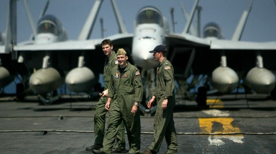 Amerikanske etterretningsmyndigheter hevder Kina igjen forsøker å rekruttere amerikanske piloter og annet personell.