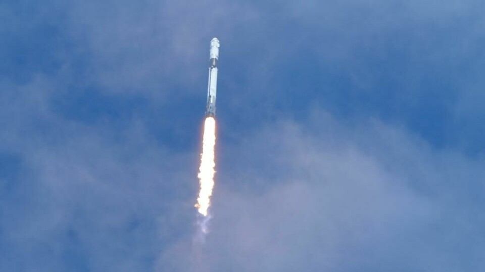 SpaceX ble pålagt å granske hva som gikk galt under oppskytingen av raketten Falcon 9 28. september (bildet). I forbindelse med astronautoppdraget for Nasa kom raketten ned utenfor det godkjente sikkerhetsområdet i Stillehavet. Fredag sa luftfartstilsynet FAA seg fornøyd med granskingen og godkjente at Falcon 9 tas i bruk igjen. Arkivfoto: John Raoux / AP / NTB