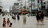 Populære reisemål har også fått merke regnværet den siste uken, som blant annet har ført til innstilte fly og ferger. Her fra flomfylte gater i Nakhon Si Thammarat-provinsen. Foto: Reuters