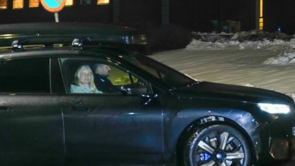 Kronprins Haakon og kronprinsesse Mette-Marit ankom torsdag ettermiddag Rikshospitalet, der dronning Sonja tidligere på dagen fikk operert inn en pacemaker.