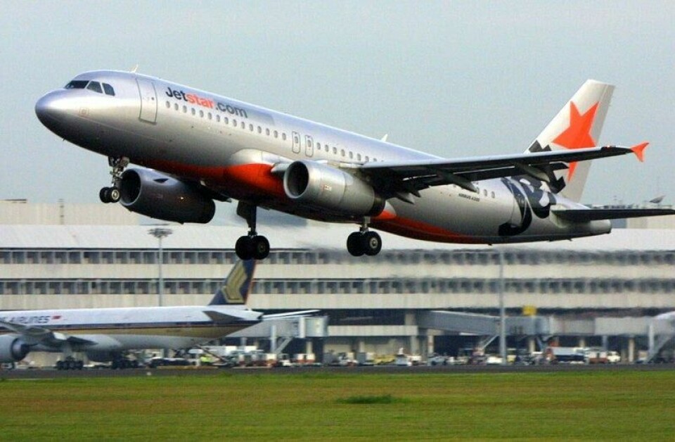 Et Jetstar-fly fra Bali til Melbourne måtte snu da en av passasjerene forsøkte å åpne en av flydørene over Indiahavet.