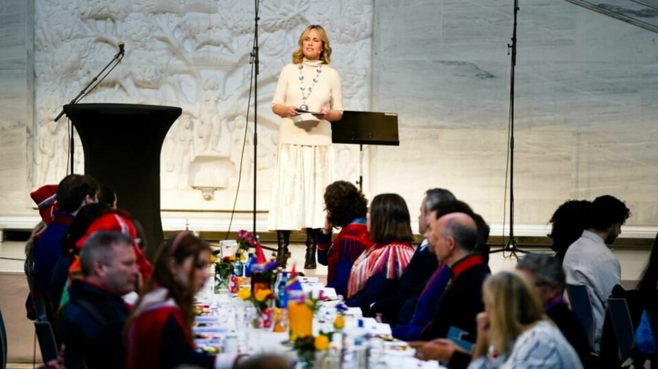 Ordfører Anne Lindboe (H) sammen med 500 gjester under feiringen av samenes nasjonaldag i Oslo rådhus tirsdag. Foto: Terje Pedersen / NTB