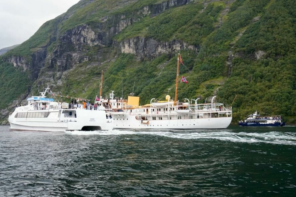 Båtene som frakter gjestene til bryllupsfeiring i Geiranger passerer Kongeskipet. Lørdag gifter Märtha Louise og Durek Verrett seg på Hotel Union i Geiranger. Båtene som frakter gjestene til bryllupsfeiring i Geiranger passerer Kongeskipet. Lørdag gifter Märtha Louise og Durek Verrett seg på Hotel Union i Geiranger. Foto: Heiko Junge / NTB