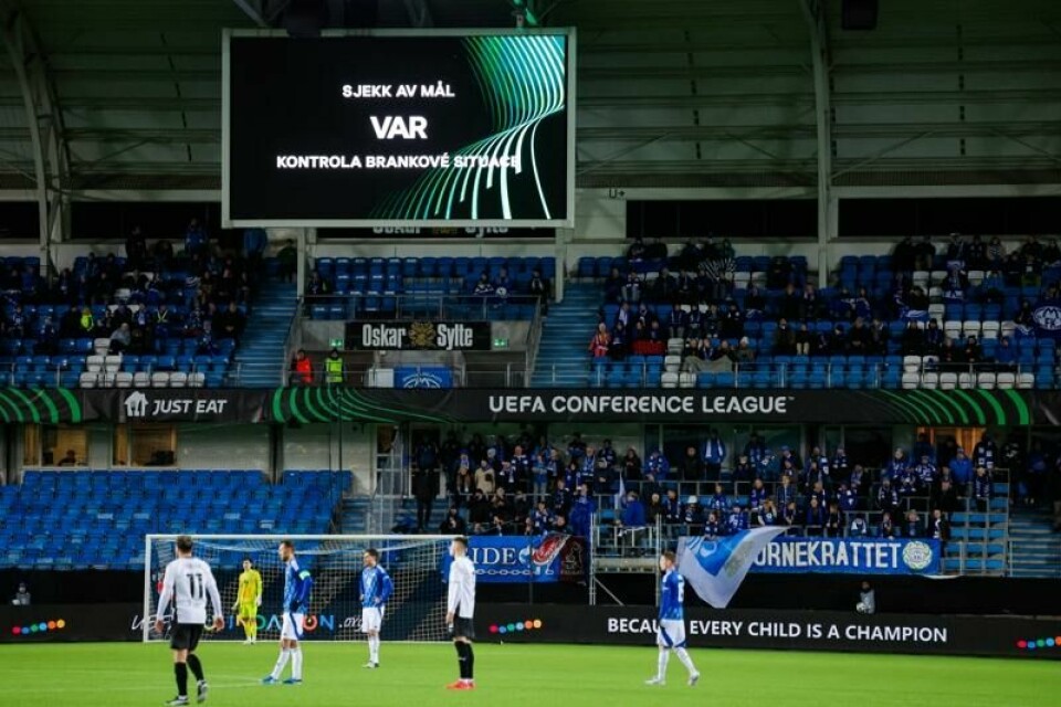 Også Skeid sier nei til videreføring av videoassistert dømming i norsk fotball. Her en VAR-sjekk under en av Moldes conferenceligakamper.