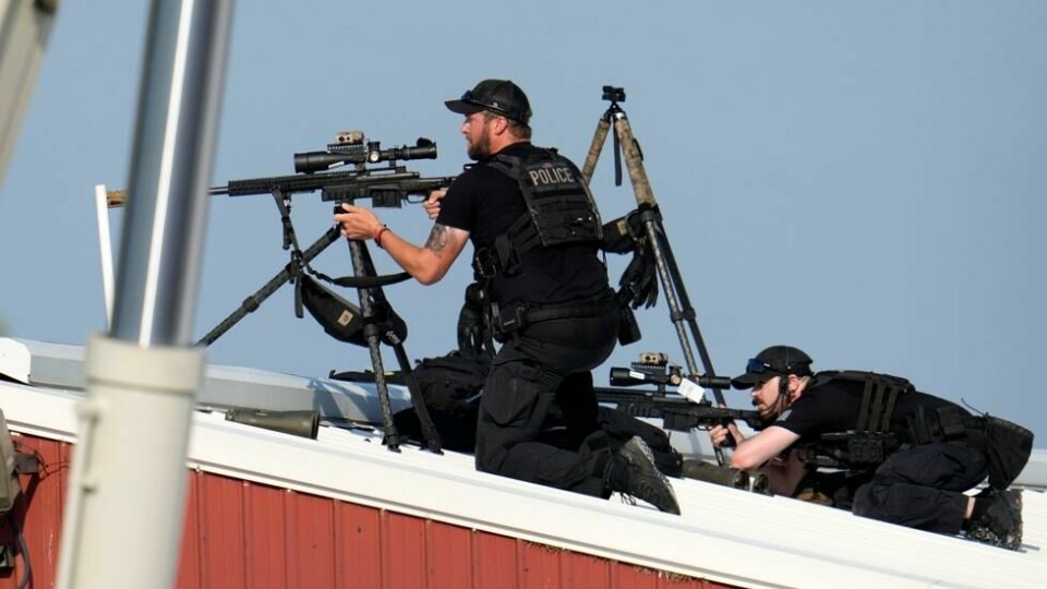 Politiets skarpskyttere på et tak like ved scenen der Donald Trump talte. Politiets skarpskyttere på et tak like ved scenen der Donald Trump talte. Foto: Gene J. Puskar / AP / NTB