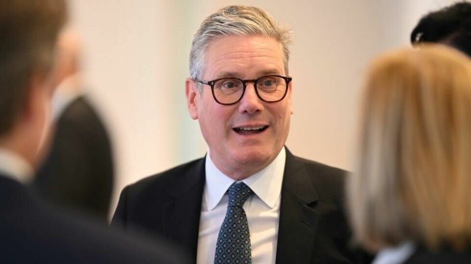 Storbritannias ferske statsminister Keir Starmer har fått kritikk for å føre en økonomisk innstrammingspolitikk. Samtidig avsløres det at han selv har mottatt gaver og gjestfrihet til en verdi av 1,4 millioner kroner siden 2019. Foto: Leon Neal/Pool via AP / NTB