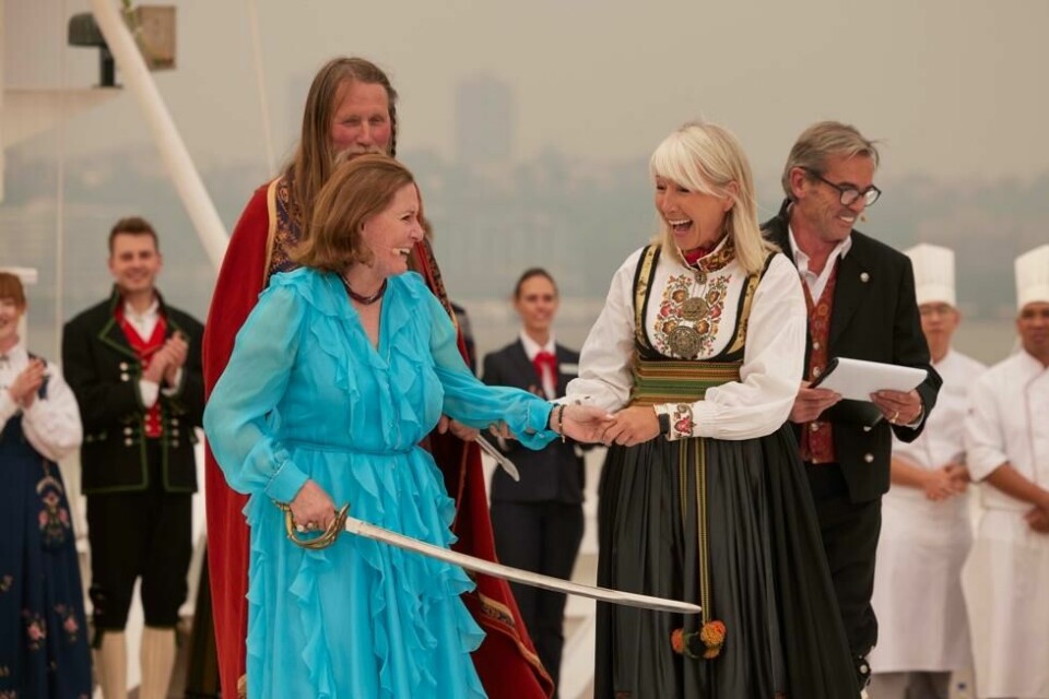I tråd med dåpstradisjonen brukte Ann Ziff stålsverdet fra Metropolitan Operas oppsetning av Verdis Il Trovatore under seremonien til å klippe et bånd som gjorde at en flaske norsk akevitt knuste mot skipsskroget da Viking Saturn ble døpt i New York 6.juni. I tråd med dåpstradisjonen brukte Ann Ziff stålsverdet fra Metropolitan Operas oppsetning av Verdis Il Trovatore under seremonien til å klippe et bånd som gjorde at en flaske norsk akevitt knuste mot skipsskroget da Viking Saturn ble døpt i New York 6.juni. Foto: Viking Ocean Cruises