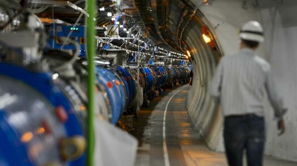 En forsker på vandring i en av tunellene ved Den europeiske organisasjon for kjernefysisk forskning, bedre kjent som Cern.