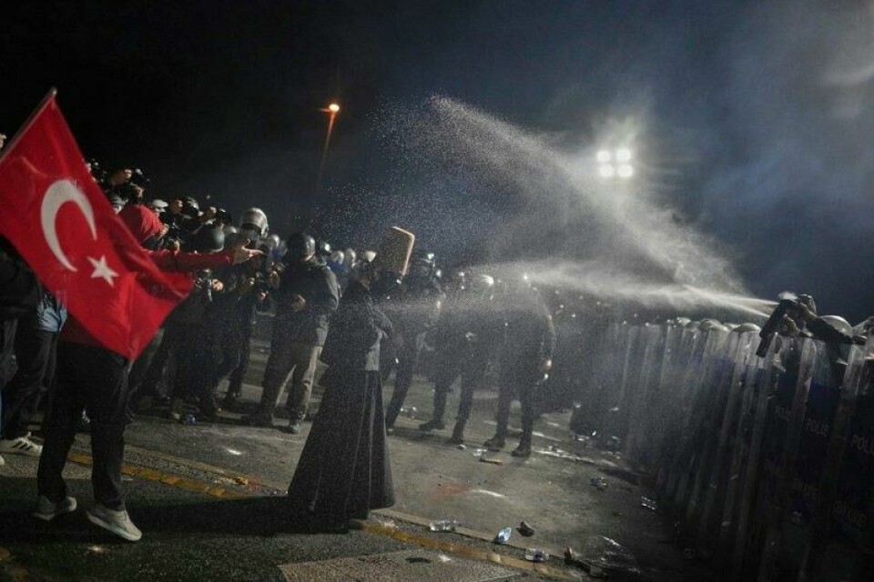 Opprørspoliti i Istanbul bruker pepperspray mot demonstranter som protesterer mot fengslingen av opposisjonspolitiker Ekrem Imamoglu.