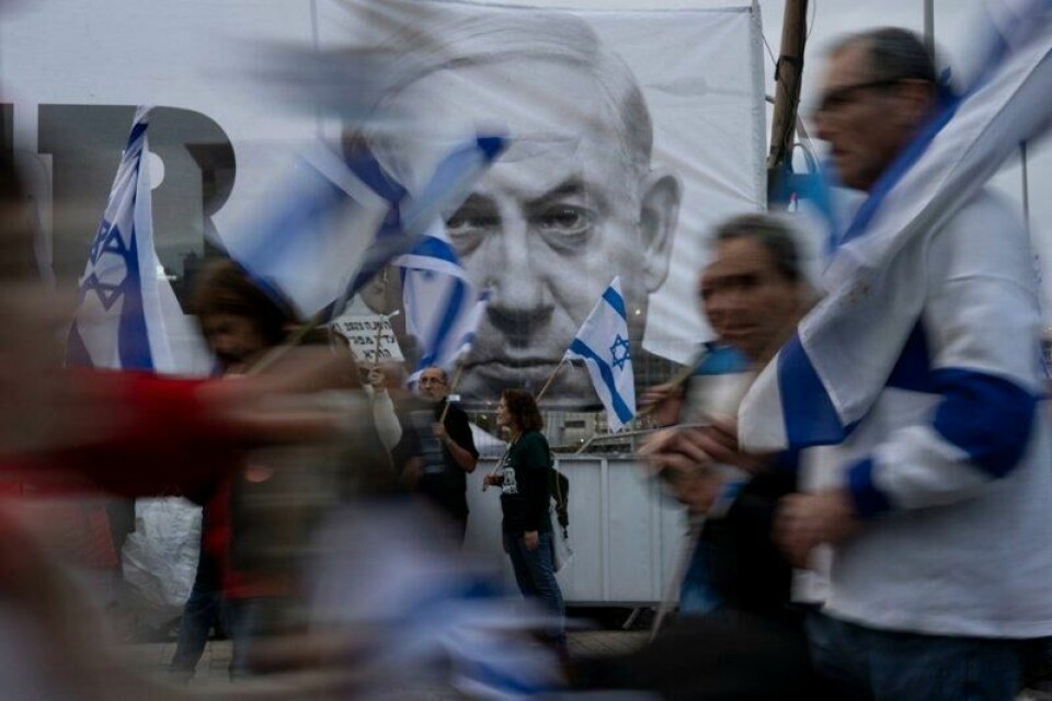 Statsminister Benjamin Netanyahu og hans ytterliggående høyreregjering forsøker på nytt å presse gjennom en omstridt rettsreform som ifølge opposisjonen er et angrep på demokratiet i landet.
