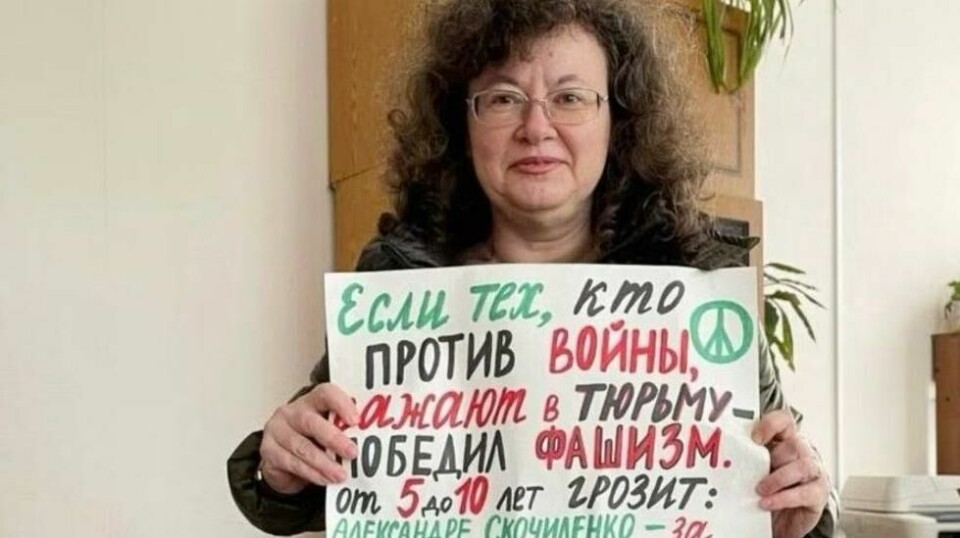 Olga Nazarenko med en plakat med teksten: «Hvis de som motsetter seg krigen blir fengslet, har fascismen vunnet».
