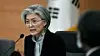 TVILER: Sør-Koreas utenriksminister Kang Kyung-wha stiller seg tvilende til påstandene om at det ikke er påvist coronavirus i Nord-Korea. Foto: Pool / Reuters