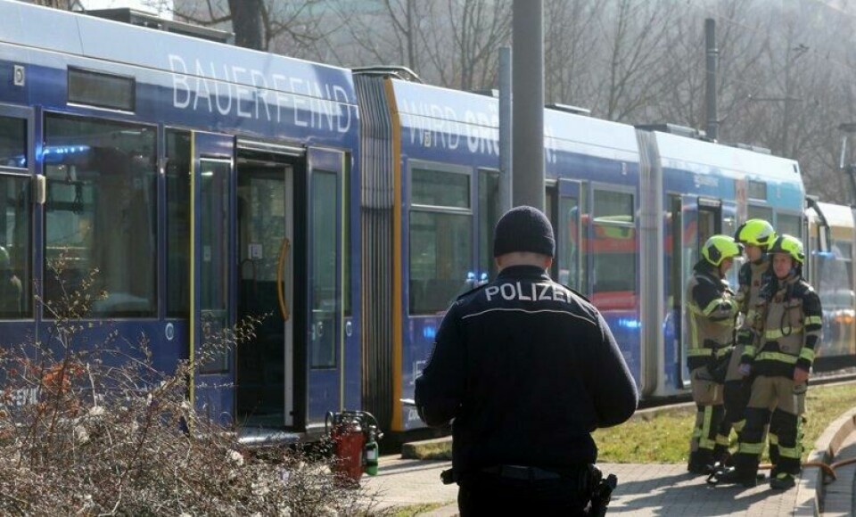 Politiet i Tyskland leter etter en mann som helte brennbar væske på kona si, tente på og stakk av.