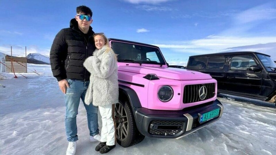 Osman Kazjarov og Mina Schackt er gode fornøyde med bilen sin. At den vekker oppmerksomhet er det ingen tvil om.