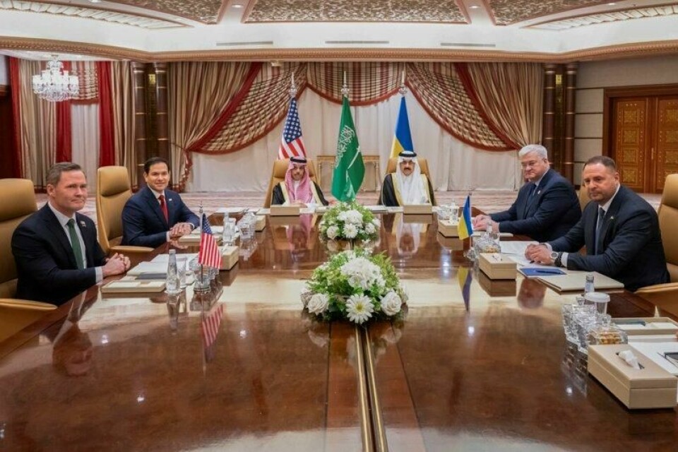 USAs utenriksminister Marco Rubio og USAs nasjonale sikkerhetsrådgiver Mike Waltz på venstre side av bordet, mens Ukrainas utenriksminister Andrij Sybiha og Zelenskyjs stabssjef Andrij Jermak sitter på den høyre siden.
