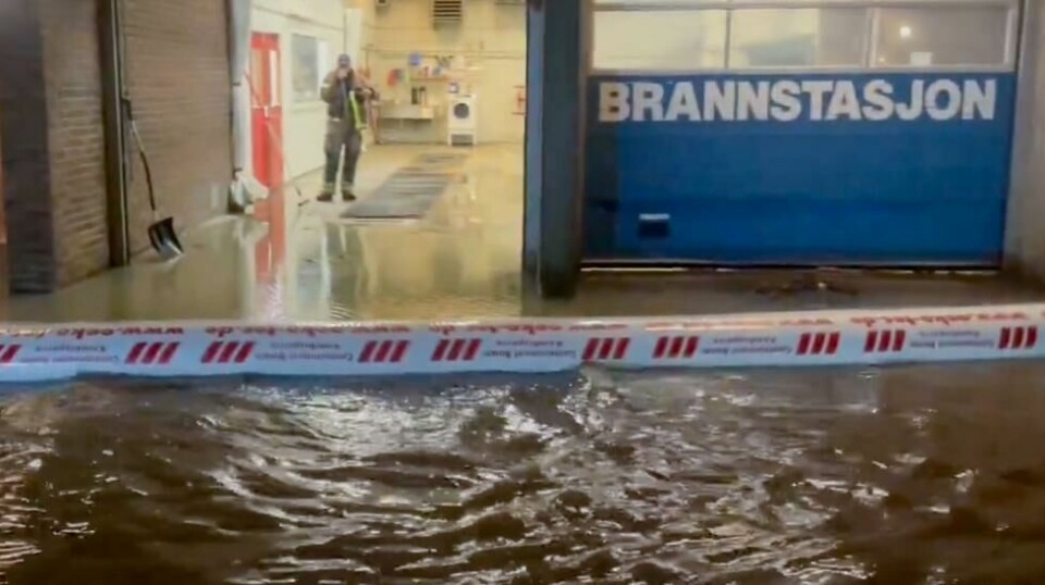 Det har kommet store mengder nedbør i Midt-Telemark. Brannstasjonen for Nome og Midt-Telemark er oversvømt av flomvann onsdag morgen.