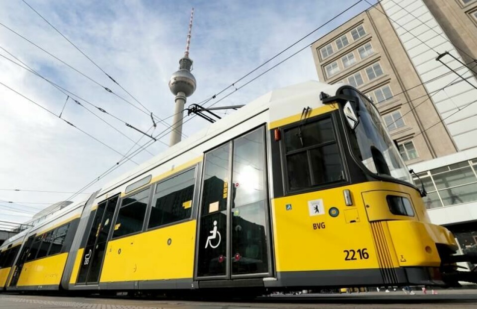 Syrere utgjør en viktig arbeidsgruppe for tysk kollektivtransport, mener bransjen selv, som tar til motmæle mot politikere som ønsker å sende syriske flyktninger hjem. Her en trikk i Berlin. Arkivfoto: Michael Sohn / AP / NTB