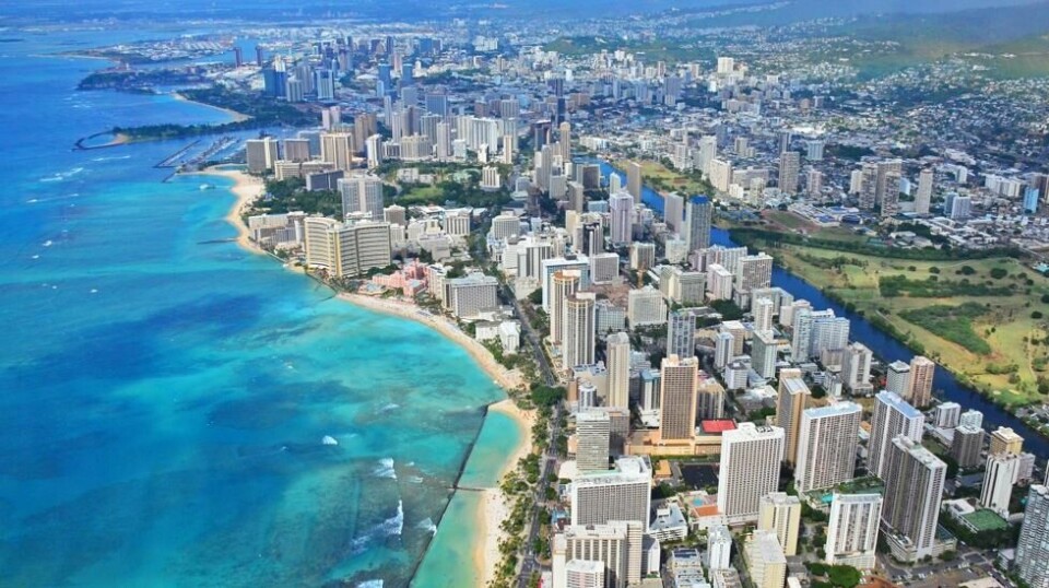 Honolulu på Hawaii har et innbyggertall på omkring 377 000. Storbyen er kjent for bydelen Waikiki og stranden Waikiki beach. Foto: Edmund Garman/Flickr