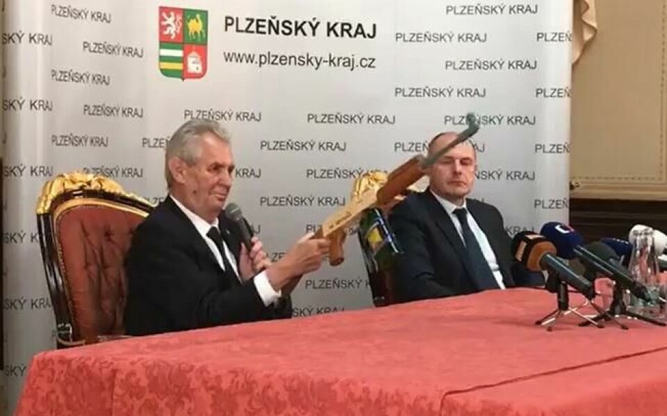 Milos Zeman viste fram 'vodka-rifla' med påskriften 'for journalister' under en pressekonferanse 20. oktober 2016. Milos Zeman viste fram 'vodka-rifla' med påskriften 'for journalister' under en pressekonferanse 20. oktober 2016. Foto: Milos Zemans Facebook-konto