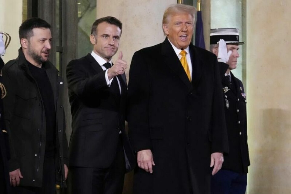 Frankrikes Emmanuel Macron (i midten) sammen med USAs påtroppende president Donald Trump og Ukrainas president Volodymyr Zelenskyj i Paris etter samtalene.