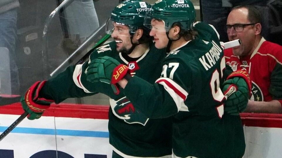 Kaprizovs klubb Minnesota Wild, hans agent og russiske advokater klarte å ordne spillerens flukt ut av Russland i forrige uke bak i kulissene slik at han kunne forlate landet via Tyrkia. På bildet jubler Mats Zuccarello sammen med Kirill Kaprizov. Foto: Jim Mone, AP / NTB