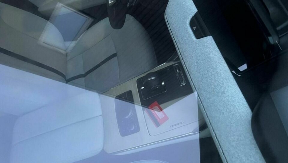Lar du betalingskort ligge synlig i bilen, risikerer du også å friste dem som har uærlige hensikter. Lar du betalingskort ligge synlig i bilen, risikerer du også å friste dem som har uærlige hensikter. Foto: Broom