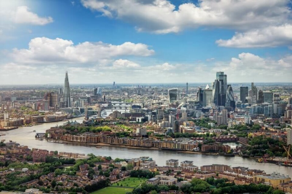 Dersom du plystrer på damer i London-bydelen Barking and Dagenham, kan det svi i lommeboken din.