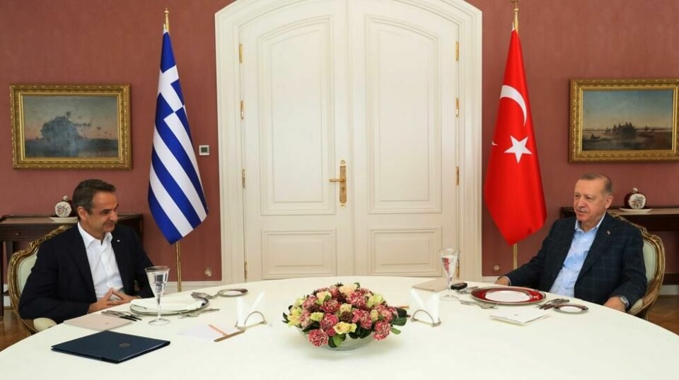 Tyrkias president Recep Tayyip Erdogan (t.h.) sammen med den greske statsministeren Kyriakos Mitsotakis (t.v.) tidligere i år. Nå er stemningen mellom de to Nato-landene på ny dårlig. Dette kan Russland dra nytte av.