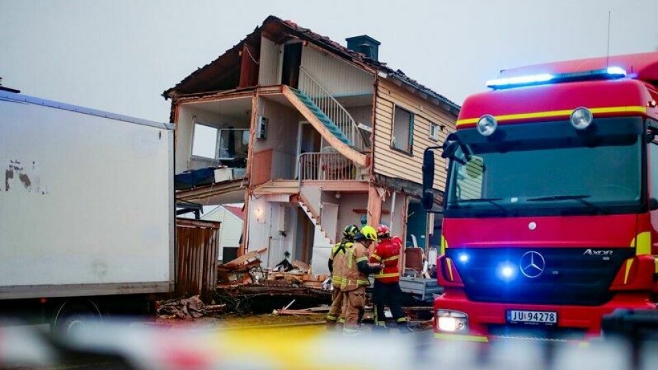 Nødetatene på stedet etter at en etasje i en tomannsbolig i Sarpsborg skal være blåst ut.