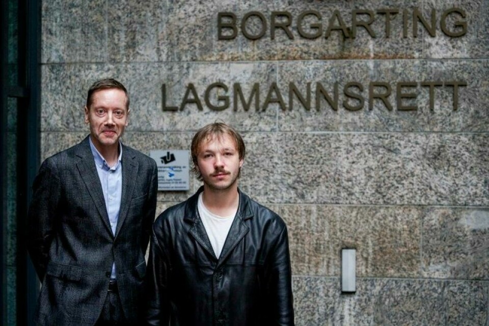 Leder Frode Pleym i Greenpeace (t.v.) og leder Gytis Blaževičius i Natur og Ungdom utenfor Borgarting lagmannsrett da klimasøksmålet gikk for retten i fjor høst. Tirsdag vil Høyesterett høre saken.
