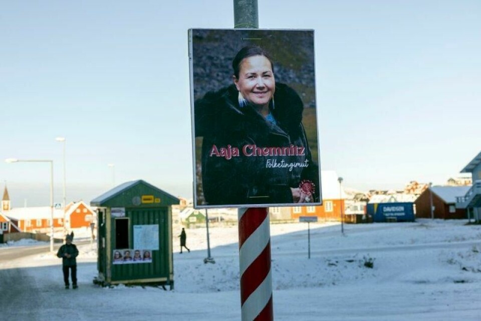 Aaja Chemnitz – her avbildet på en valgplakat fra 2022 – hadde gjerne sett at grønlendere som bor i Danmark kunne stemme når øya går til valg om to uker.