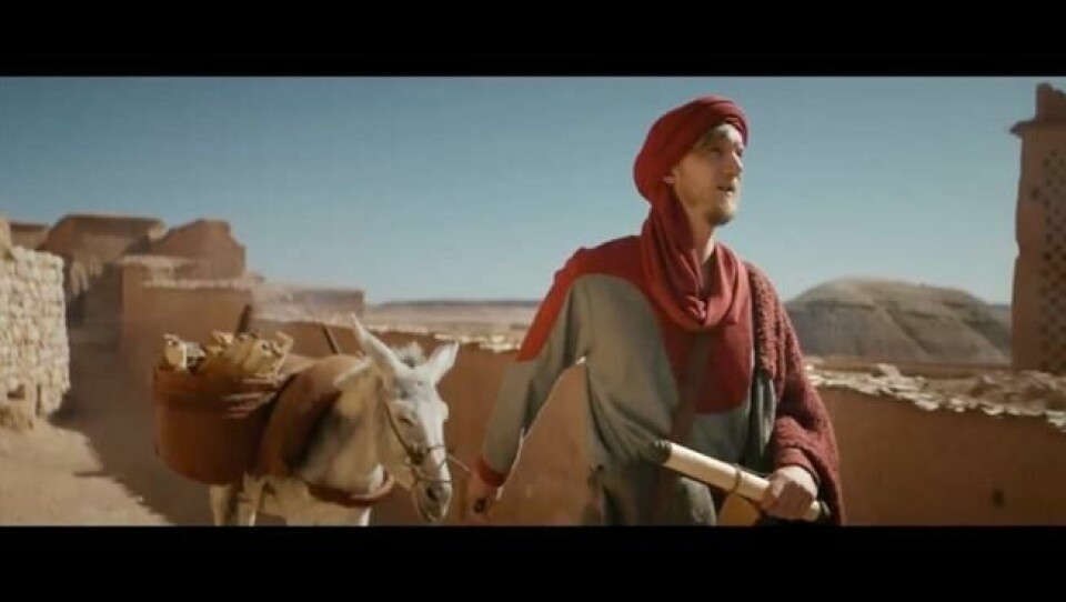 I reklamefilmen ser man et blondt postbud som rir på et esel inn i det som skal forestille byen Nazareth. Postbudet bærer en brevrull adressert til Josef og Maria. I reklamefilmen ser man et blondt postbud som rir på et esel inn i det som skal forestille byen Nazareth. Postbudet bærer en brevrull adressert til Josef og Maria.