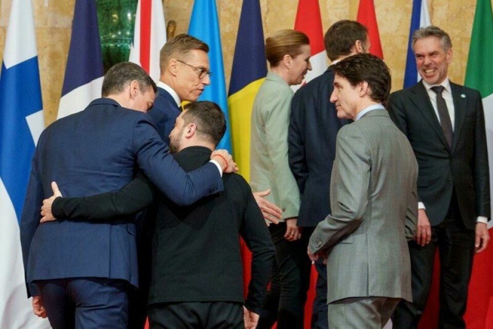 Ukrainas president Volodymyr Zelenskyj sier han føler sterk støtte fra Europa. Han ble da også tatt varmt imot på det hasteinnkalte toppmøtet i London.