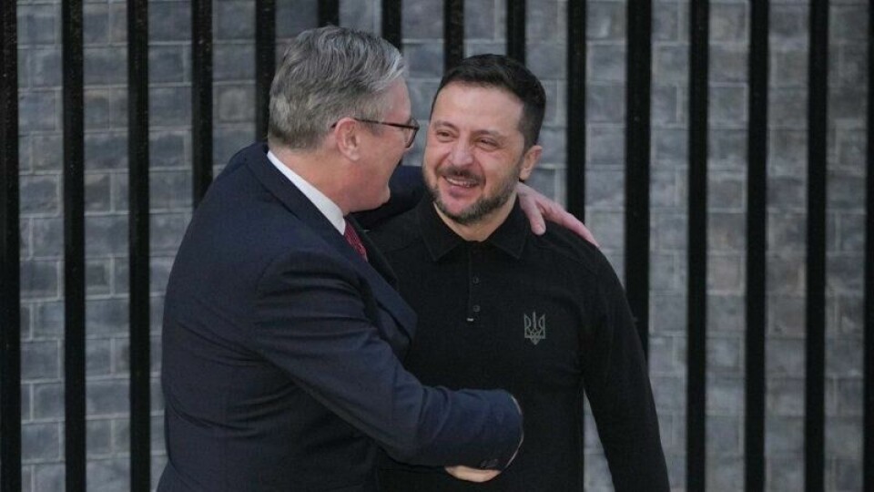 Den britiske statsministeren Keir Starmer ga Ukrainas president Volodymyr Zelenskyj en varm velkomst i Downing Street lørdag.
