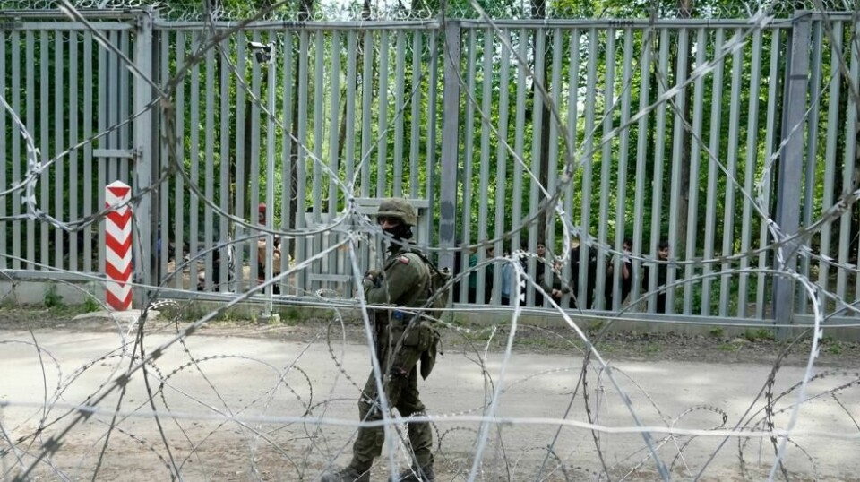 En polsk soldat patruljerer grensegjerdet som ble satt opp mot Belarus i 2022. Foto: Czarek Sokolowski / AP / NTB