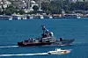 Den russiske marinens Tarantul-klasse korvett «Ivanovets» blir eskortert av en tyrkisk marinekystvaktbåt ved Bosporosstredet, på vei til Middelhavet, i Istanbul, Tyrkia, 13. juli 2016. Nå er båten senket. Foto: Murad Sezer / Reuters