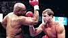 Tommy Morrison slår George Foreman på poeng 7. juni 1993 og erobrer et VM-belte. Foto: John Gurzinski / AFP/NTB