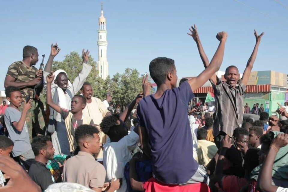 Folk i Merowe i Sudan feirer at regjeringshæren har tatt tilbake Wad Madani fra RSF-militsen.