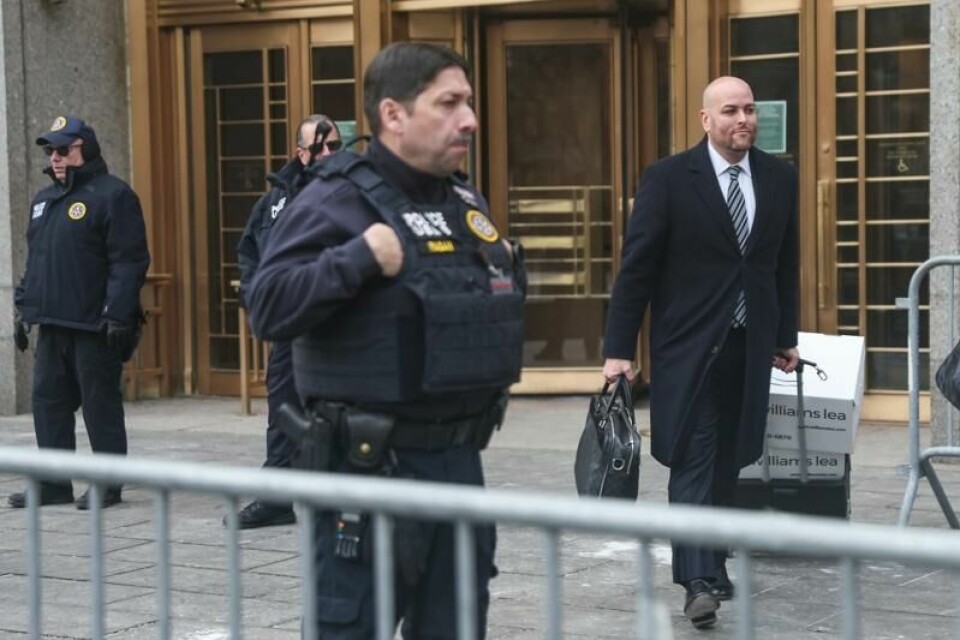 Rudy Giuliani dukket aldri opp i retten i New York torsdag. Her er hans advokat Joseph Cammarata utenfor rettslokalet.