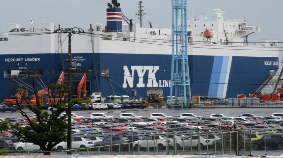 Biler står parkert på et havneanlegg i Yokohama, nær Tokyo, i påvente av å bli eksportert. Foto: Koji Sasahara / AP / NTB