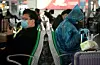 Reisende med ansiktsmasker ved togstasjonen Changsha i Hunan-provinsen, 2. mars. NTB Scanpix/AFP.