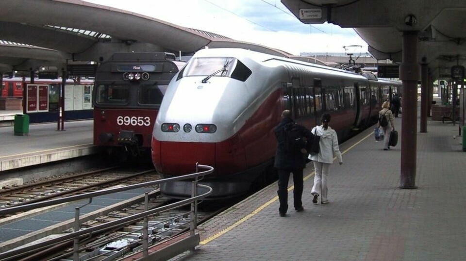 Oslo 20040615 : B-73-sett klar for avgang i ordinær trafikk som regiontog mot Halden på Østfoldbanen. Sannsynligvis blir noen av avgangene til Halden forlenget til Gøteborg fra 2005 etter at Linx er nedlagt. Foto: Vidar Knai / SCANPIX .
