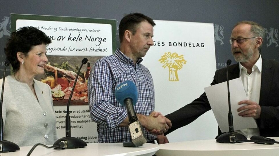 STARTSKUDD: Ann Merete Furuberg ((Norsk Bonde- og Småbrukarlag) og Lars Petter Bartnes (Norges Bondelag) overrakte onsdag kravene i årets jordbruksoppgjør til statens forhandlingsleder, departementsråd Leif Forsell i Landbruks- og matdepartementet.