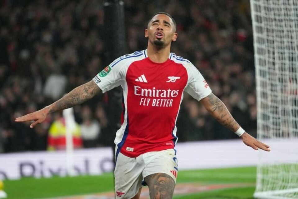 Gabriel Jesus brøt måltørken med hattrick da Arsenal tok seg til semifinale i ligacupen med 3-2-seier over Crystal Palace.