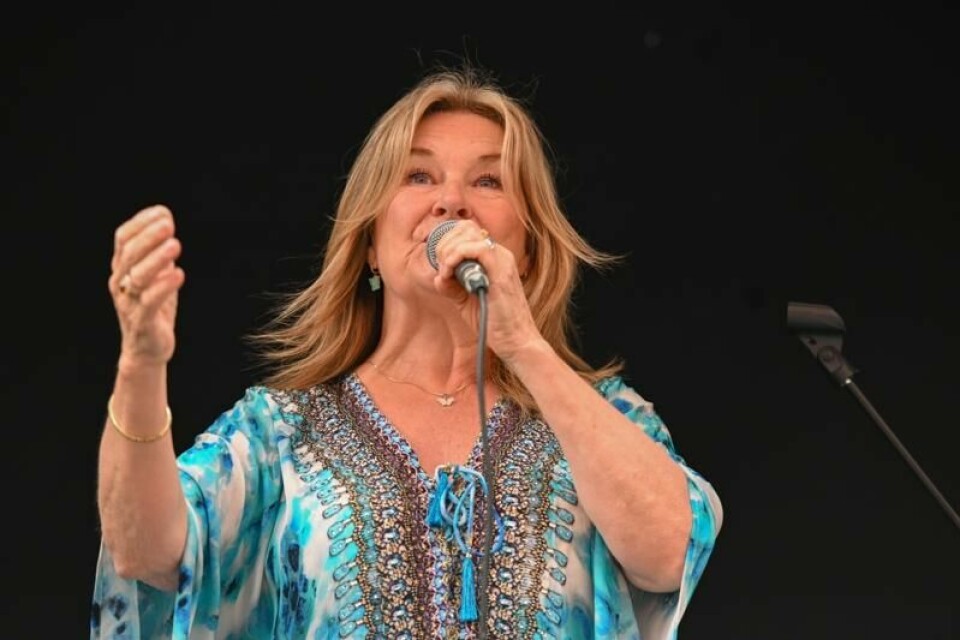 66-åringen er fortsatt en etterspurt artist og gir ofte konserter enten alene eller sammen med andre. Hun innrømmer at artistlivet ikke alltid er like enkelt å kombinere med parforhold. / NTB